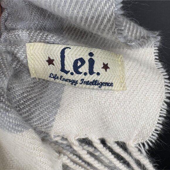L.E.I. Women's Plaid Fringe Scruchy Scarf Gray & White Lightweight Soft Y2k - Picture 3 of 4